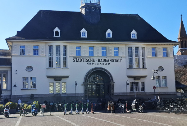 Treffpunkt Neptunplatz, Neptunbad