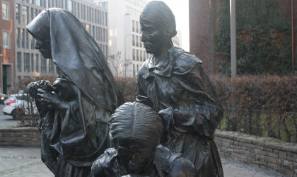 Stadtführung »Heilige und unheilige Kölnerinnen – Frauentour nördliche Altstadt« Edith-Stein-Denkmal