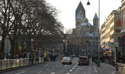 Stadtführung »Querkölnein vom Hahnentor zum Flügelauto« Neumarkt Blick auf St. Aposteln