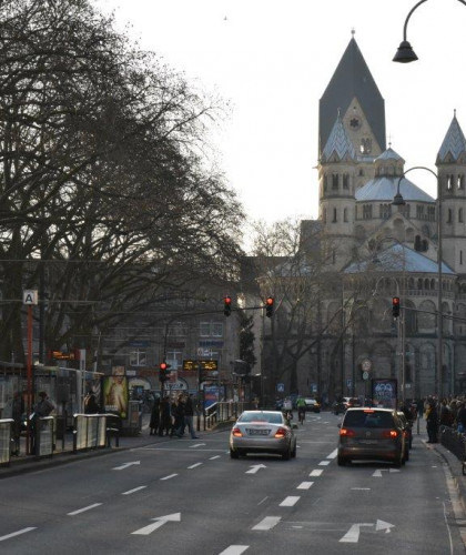 Stadtführung »Querkölnein vom Hahnentor zum Flügelauto« Neumarkt Blick auf St. Aposteln